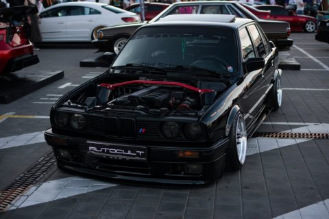 Mașină sport BMW E30 M3 cu motor turbo și personalizare.