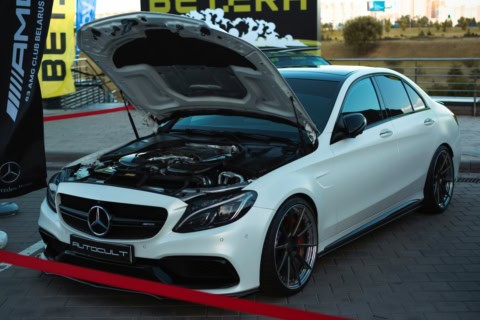 Mercedes-Benz Clasa E 2023, mașină de lux cu motor puternic și design elegant.