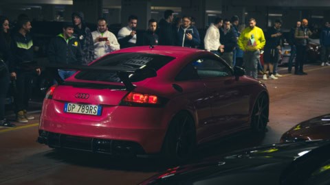 Mașină sport Audi RS5 roșie expusă la eveniment auto.