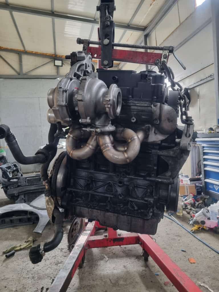 Motor diesel robust pentru aplicații industriale și auto.