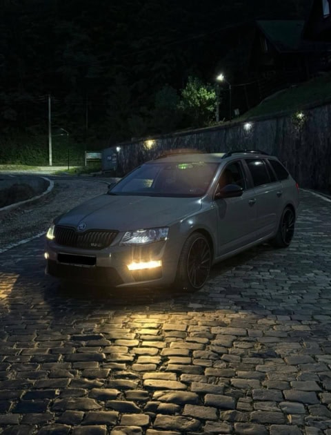 Skoda Octavia 3 VRS 2.0TDI CR, mașină sport, noapte, iluminare frontală, pe drum pietruit.