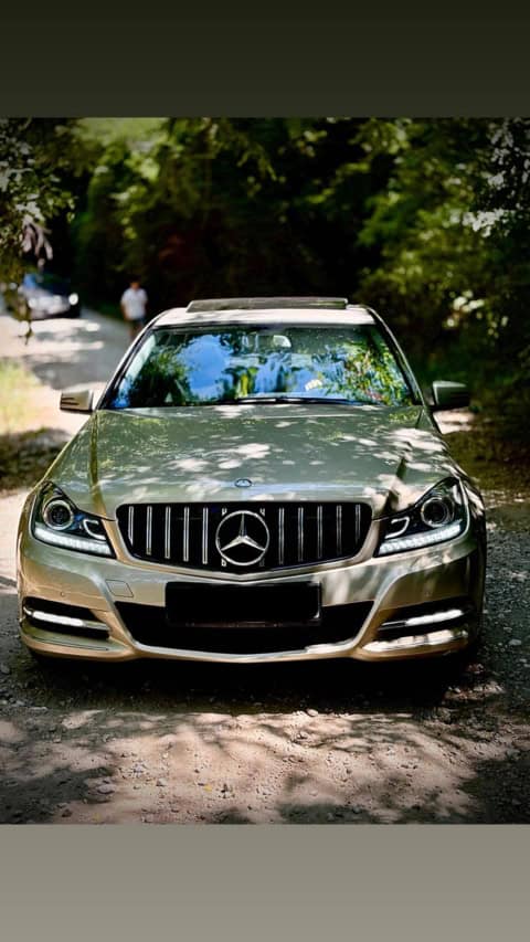 Mașină Mercedes-Benz Clasa E, design modern și performanță superioară.