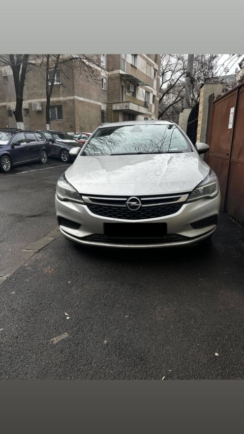 Opel Astra K 1.6CDTi, model an 2015-2018, în stare excelentă, parcat în oraș.