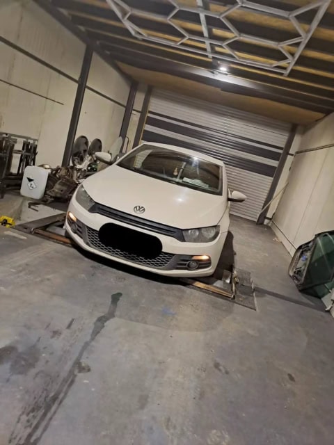 Mașină Volkswagen Scirocco 2.0 TDI CR 170CP, model 2009-2014, parcată în garaj.