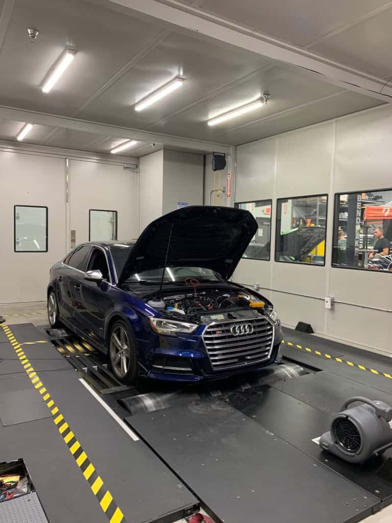 Mașină Audi A4 pe banc de putere Dyno, în atelierul de tuning auto.