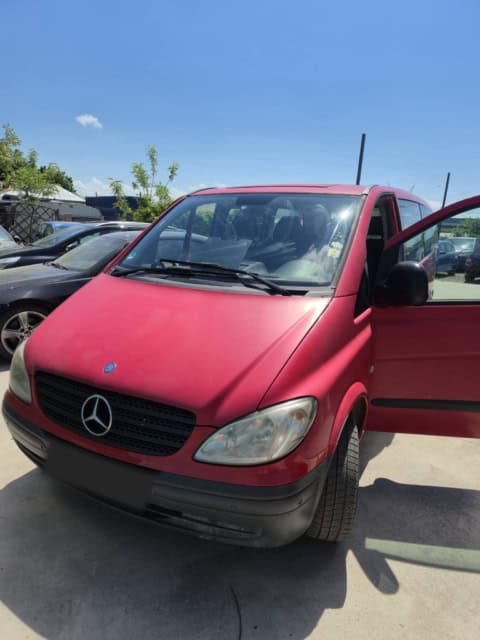 Autoutilitară Mercedes-Benz roșie, ideală pentru transport și livrări, în stare bună, cu spațiu gene.